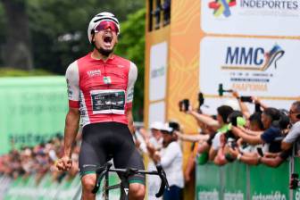 El ciclista antioqueño Kevin Castillo celebra su victoria, en la quinta etapa del Clásico RCN que llegó a Cali. FOTO COLPRENSA