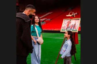 Mohamed Salah con sus hijas Makka y Kayan, protagonistas en el video de su despedida de Liverpool, este domingo será su último juego con los Reds. FOTO TOMADA X@LFC