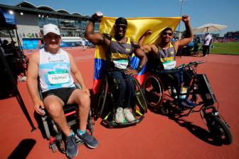 Mauricio Valencia y Diego Meneses aparecen en la imagen portando la bandera de Colombia, ellos son los dos primeros medallistas del país en el Grand Prix en Dubái. FOTO CORTESÍA MINDEPORTE
