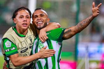 Kevin Parra junto a Andrés Sarmiento, ambos jugadores de Atlético Nacional. El Verde se prepara para recibir este jueves en el Atanasio a Pasto, por la fecha 14 de la Liga.FOTO MANUEL SALDARRIAGA 