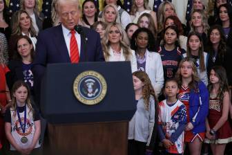 El presidente Donald Trump, rodeado de niñas y jóvenes deportistas, celebra la firma del decreto “Sin hombres en deportes femeninos” en el Día Nacional de las Niñas y las Mujeres en el Deporte, en un acto en la Casa Blanca. La medida busca restringir la participación de mujeres trans en competiciones femeninas a nivel estudiantil. FOTO: Tomada de X @CarlaAntonelli