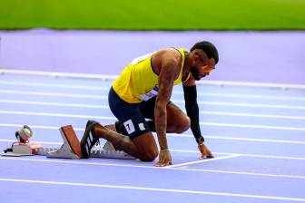 Este es el momento en el que el colombiano Anthony Zambrano se preparaba para la ronda de clasificación de los 400 metros planos en París. FOTO CORTESÍA COC