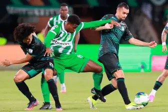 Andrés Sarmiento celebra su tanto, en la victoria parcial de Atlético Nacional en el Atanasio Girardot al Deportivo Cali por la séptima fecha de la Liga BetPlay. FOTO MANUEL SALDARRIAGA