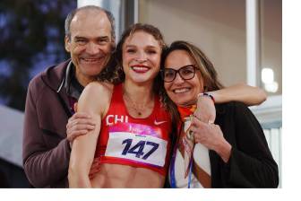 Martina Weil celebró junto a sus padres, Ximena Restrepo y Gert Weil, después de batir el récord de los 400 metros que su madre había establecido hace 32 años. FOTO: X-PANAMSPORTS