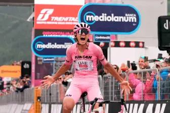 Isaac del Toro celebra su victoria en la etapa 17 del Giro del Italia y se mantiene como líder. FOTO: Tomada de X @giroditalia