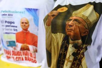 En el centro comercial Gamarra de Perú ya se venden por montones las camisetas del papa. FOTO GETTY. 