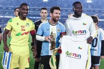 Lionel Messi con la Amazonia de Dahomey en la mano derecha. FOTO: Captura de vídeo