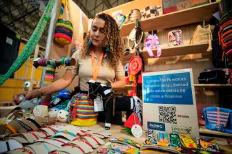 Esta estrategia incluye formación en artes y oficios como carpintería, marroquinería, confección o panadería, pero también les dan herramientas para que puedan emprender y los capacitan en habilidades emocionales, de modo que no solo encuentren formas de sustento, sino que también logren una exitosa resocialización familiar y social. FOTO Camilo Suárez
