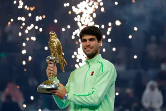 El español Carlos Alcaraz celebra su título número 26, al coronarse campeón en el ATP 500 de Doha. FOTO GETTY 