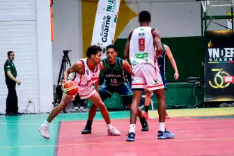 Mateo Arboleda, de uniforme blanco con el balón es uno de los jugadores profesionales que disputa la Copa Élite en Antioquia, salió campeón con Toros del Valle en la Liga 2026-1. FOTO cortesía 