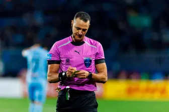 El árbitro antioqueño Wílmar Roldán protagonizó una acción polémica con Leandro Paredes, capitán de Boca Juniors en el duelo por Copa Sudamericana. FOTO GETTY 