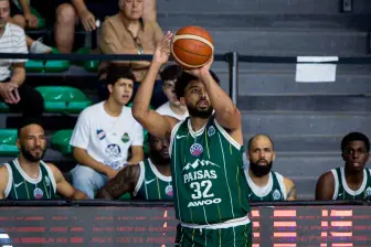 El norteamericano Josh Reaves fue el más efectivo de Paisas en la visita a Nacional de Uruguay, marcó 26 puntos, mientras que Brandon Weatherspoon lo siguió con 22 cestas. FOTO CORTESÍA PAISAS 