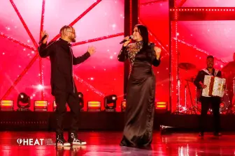 Nacho y Arelys Henao en el escenario de los Premios Heat. FOTO Cortesía