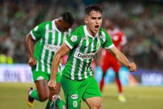 Juan Manuel Rengifo marca para que Atlético Nacional se vaya adelante en el duelo ante Junior, en el estadio Romelio Martínez de Barranquilla. FOTO CAMILO SUÁREZ 