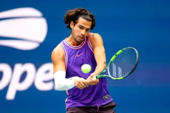 Con un nuevo look, pero con la misma capacidad de siempre, Carlos Alcaraz regresó a competencia en el US Open, en busca de defender el título logrado en 2025. FOTO GETTY 