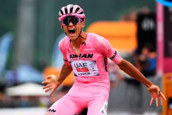 Isaac del Toro celebra su victoria en la etapa 17 del Giro del Italia y se mantiene como líder. FOTO GETTY