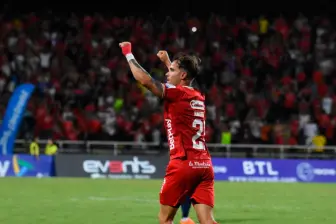 Tomás Ángel celebra su gol en la goleada que América le propinó a Junior, en el estadio Francisco Rivera Escobar, de Palmira, por la séptima fecha de la Liga BetPlay. FOTO COLPRENSA 