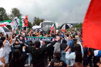 Así recibieron los hinchas del Once Caldas al equipo en el aeropuerto La Nubiam, antes de s viaje a Ibagué para el duelo del domingo ante el Tolima. FOTO Freddy Arango | LA PATRIA