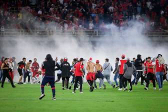 Independiente Santa Fe recibió al América en El Campín, y cuando el partido se disputaba en el primer tiempo se presentaron disturbios en la tribuna y luego en la cancha y por ello el partido fue suspendido varios minutos. FOTO COLPRENSA