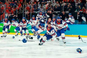 La selección de Estados Unidos celebra el oro del hockey ganado en el cierre de los Juegos Olímpicos de Invierno. FOTO GETTY