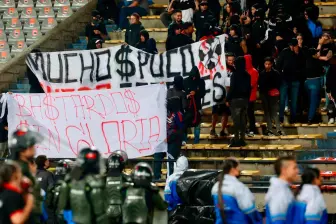 Además de prender bengalas los aficionados mostraron pancartas con mensajes fuertes, no solo contra los dirigentes y jugadores sino contra Fifa, Conmebol, Dimayor y otras entidades. FOTO MANUEL SALDARRIAGA