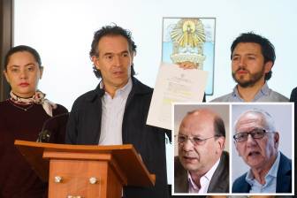 Adelante, los ministros de Salud y Hacienda, que deberán responder ante el desacato. Atrás, el alcalde de Medellín y su gabinete. FOTO: Cortesía y Colprensa