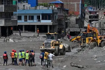 Equipos de emergencia trabajan en las zonas afectadas por las inundaciones en Nepal, mientras continúan las labores de búsqueda de desaparecidos tras la tragedia en el Himalaya. FOTO: AFP.