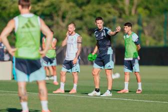 El técnico Lionel Scaloni está tranquilo y dijo en rueda de prensa que todos los jugadores están a disposición para actuar en el Mundial de Norteamérica. FOTO TOMADA X@Argentina