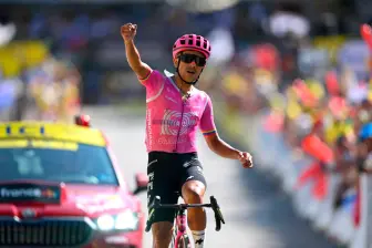 El ecuatoriano Richard Carapaz ganó la etapa 18 del Tour de Francia, aprovechando su condición de escalador se fugó y cruzó la meta en solitario. FOTO GETTY