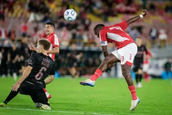 Hugo Rodallega con este remate le dio la victoria a Santa Fe 2-1 ante Platense en el estadio El Campín. FOTO COLPRENSA 