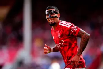 El antioqueño Daniel Muñoz debutó con el Nottingham Forest, en el empate sin goles ante Tottenham por la tercera fecha de la Liga Premier. FOTO GETTY 