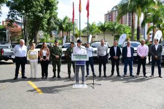 El gobernador de Antioquia, Andrés Julián Rendón, entregó seis camionetas blindadas a la Séptima División del Ejército Nacional. En el acto se refirió de los avances de la Tasa durante el año que ha estado vigente y defendió el cobro ante los cuestionamientos del sector empresarial para frenar el tributo. FOTO: Cortesía Gobernación de Antioquia