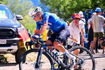 El ciclista colombiano Éiner Rubio quien disputaba el Tour de Francia sufrió un accidente en la etapa 19 y tuvo que abandonar la competencia, tras chocar con un carro de la caravana deportiva. FOTO CORTESÍA @Movistar_Team