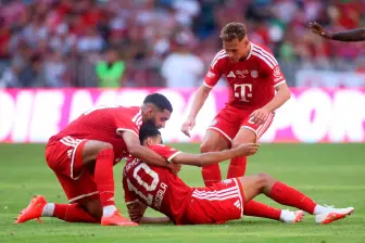 Esta es una de las imágenes que han circulado a nivel mundial sobre los desmayos de Jamal Musiala, quien ha sufrido en dos ocasiones en la última semana durante partidos amistosos con el Bayern. FOTO GETTY 