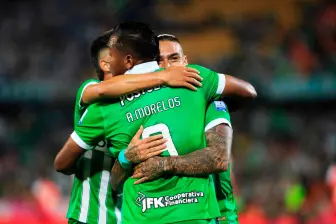 Alfredo Morelos y Cristian Arango celebran en la victoria parcial de Atlético Nacional sobre Alianza en el Atanasio Girardot. FOTO: CAMILO SUÁREZ