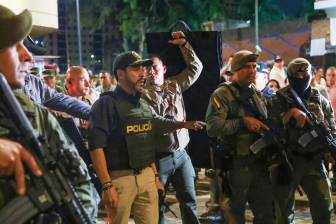 El presidente Abelardo De la Espriella llegó a Cali para liderar varios operativos en el centro de la ciudad. En los videos publicados por Presidencia se le ve portando un arma de fuego en el cinto. Foto: Alcaldía de Cali
