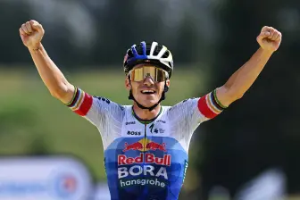 Remco Evenepoel celebra tras ganar la etapa 15 del Tour de Francia, en el cierre de la segunda semana de competenciaFOTO GETTY 