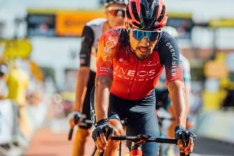 El corredor colombiano Daniel Felipe Martínez del Team Ineos abandonó el Tour de Francia por una conmoción cerebral. FOTO @INEOSGrenadiers
