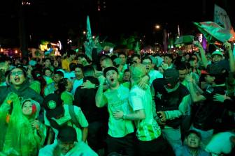 Los hinchas de Atlético Nacional se han ubicado en varios sectores de la ciudad para observar el duelo por la final. FOTO ESNEYDER GUTIÉRREZ 