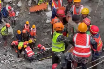 Equipos de emergencia continúan las labores de búsqueda y rescate tras las inundaciones y deslizamientos que afectaron varias zonas de Nepal. FOTO: Captura de pantalla.