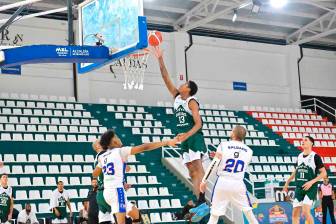 El antioqueño Johan Ríos en acción, en la victoria de Paisas, a domicilio ante Sabios en Manizales. El nacido en Apartadó fue el MVP, marcó 17 puntos. FOTO CORTESÍA DPB