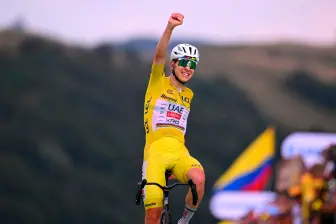 El esloveno Tajed Pogacar celebra su victoria en la etapa 14 del Tour de Francia. FOTO GETTY 