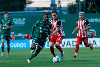 El delantero colombiano Jhon Rentería (uniforme verde), se lució en Argentina, al marcar un golazo para su equipo Sarmiento en el fútbol gaucho, FOTO TOMADA X@CASarmientoOf