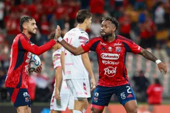 El argentino Francisco Fydriszewski quien celebra con Francisco Chaverra, no ha marcado goles en lo que va del torneo Apertura 2026. Sin embargo, suma dos asistencias en la Liga. Busca recuperar su nivel. FOTO MANUEL SALDARRIAGA 