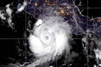 El huracán Polo continúa frente a la costa suroeste de México con vientos máximos sostenidos de cerca de 250 km/h y amenaza de fuertes lluvias y marejadas. FOTO: NOAA. 
