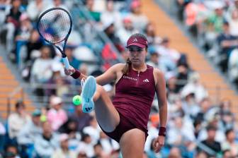 Camila Osorio en acción en el Masters 1000 de Beijing, en el que cayó en segunda ronda ante Coco Gauff. FOTO GETTY