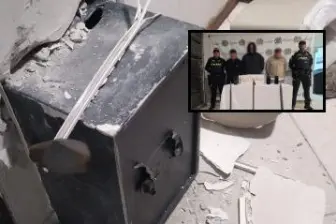Al fondo, la caja fuerte que pretendían robar con el botín. Adelante, los tres capturados. FOTO: Cortesía Policía Metropolitana del Valle de Aburrá