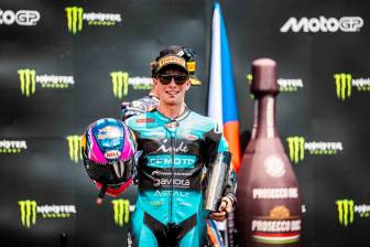 El piloto colombiano David Alonso logró su primer podio en el Mundial de Moto2, lo hizo en el Gran Premio de Chequia. Es quinto en la clasificación de pilotos. FOTO TOMADA X@AsparTeam