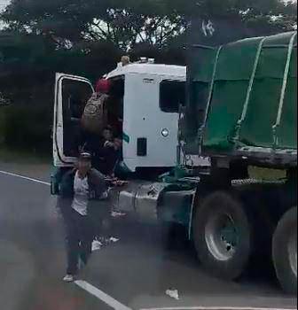 Extracto de video de un ataque a un conductor de camión. FOTO: Cortesía