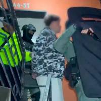 Alias Mateo fue capturado durante un allanamiento en la comuna 13. Contra él pesaba una orden de captura. FOTO: CORTESÍA POLICÍA 